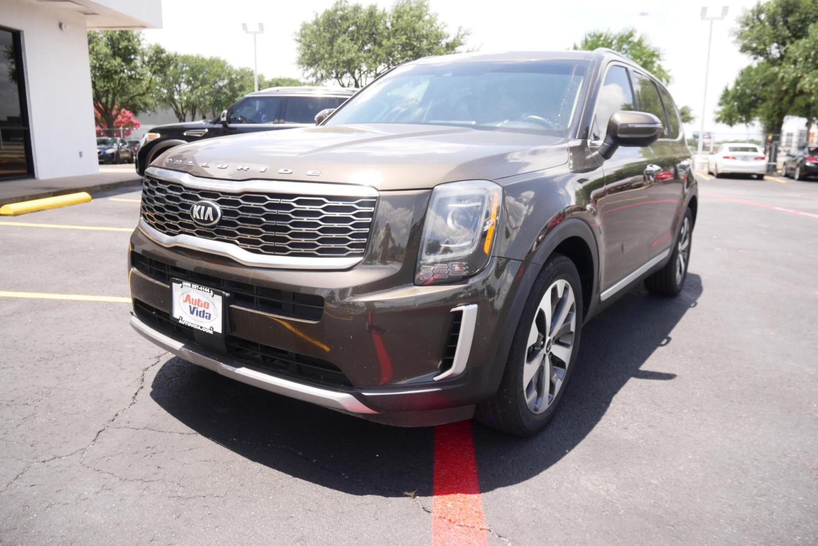 2020 GREEN Kia Telluride S (5XYP64HC1LG) with an 3.8L V6 DOHC 24V engine, 8A transmission, located at 8640 E R L Thornton Fwy, Dallas, TX, 75228, (469) 297-4144, 32.794128, -96.693008 - Photo#6