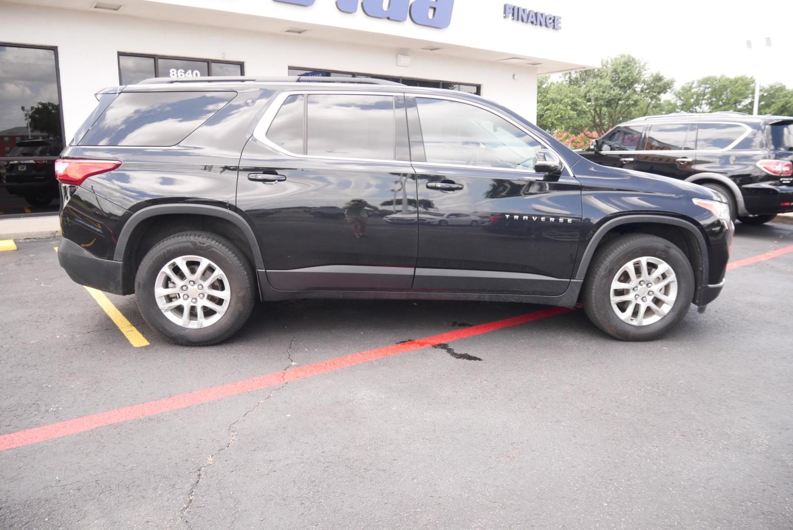 2019 BLACK Chevrolet Traverse LT Leather FWD (1GNERHKW5KJ) with an 3.6L V6 DOHC 24V engine, 9A transmission, located at 8640 E R L Thornton Fwy, Dallas, TX, 75228, (469) 297-4144, 32.794128, -96.693008 - Photo#1