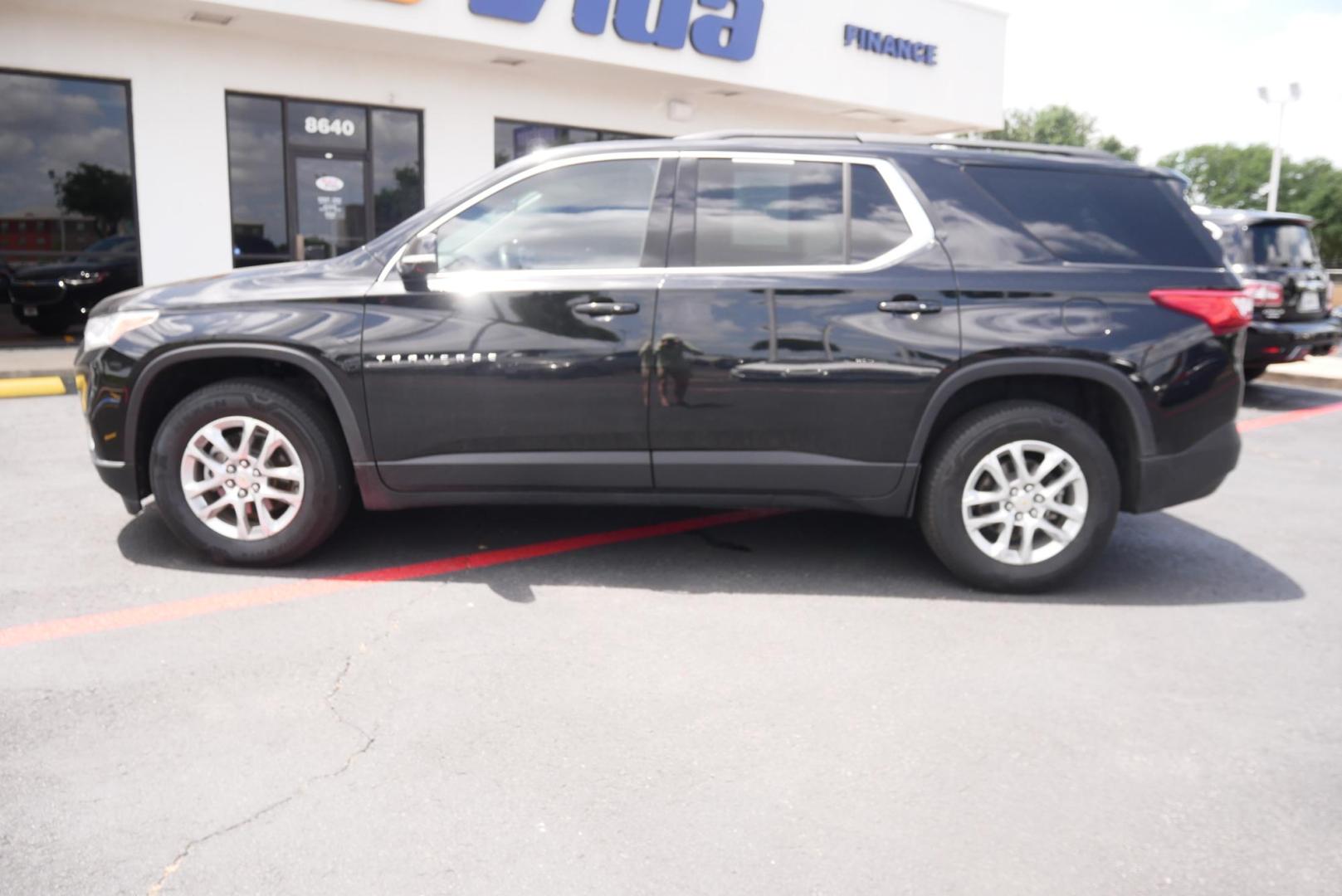 2019 BLACK Chevrolet Traverse LT Leather FWD (1GNERHKW5KJ) with an 3.6L V6 DOHC 24V engine, 9A transmission, located at 8640 E R L Thornton Fwy, Dallas, TX, 75228, (469) 297-4144, 32.794128, -96.693008 - Photo#5